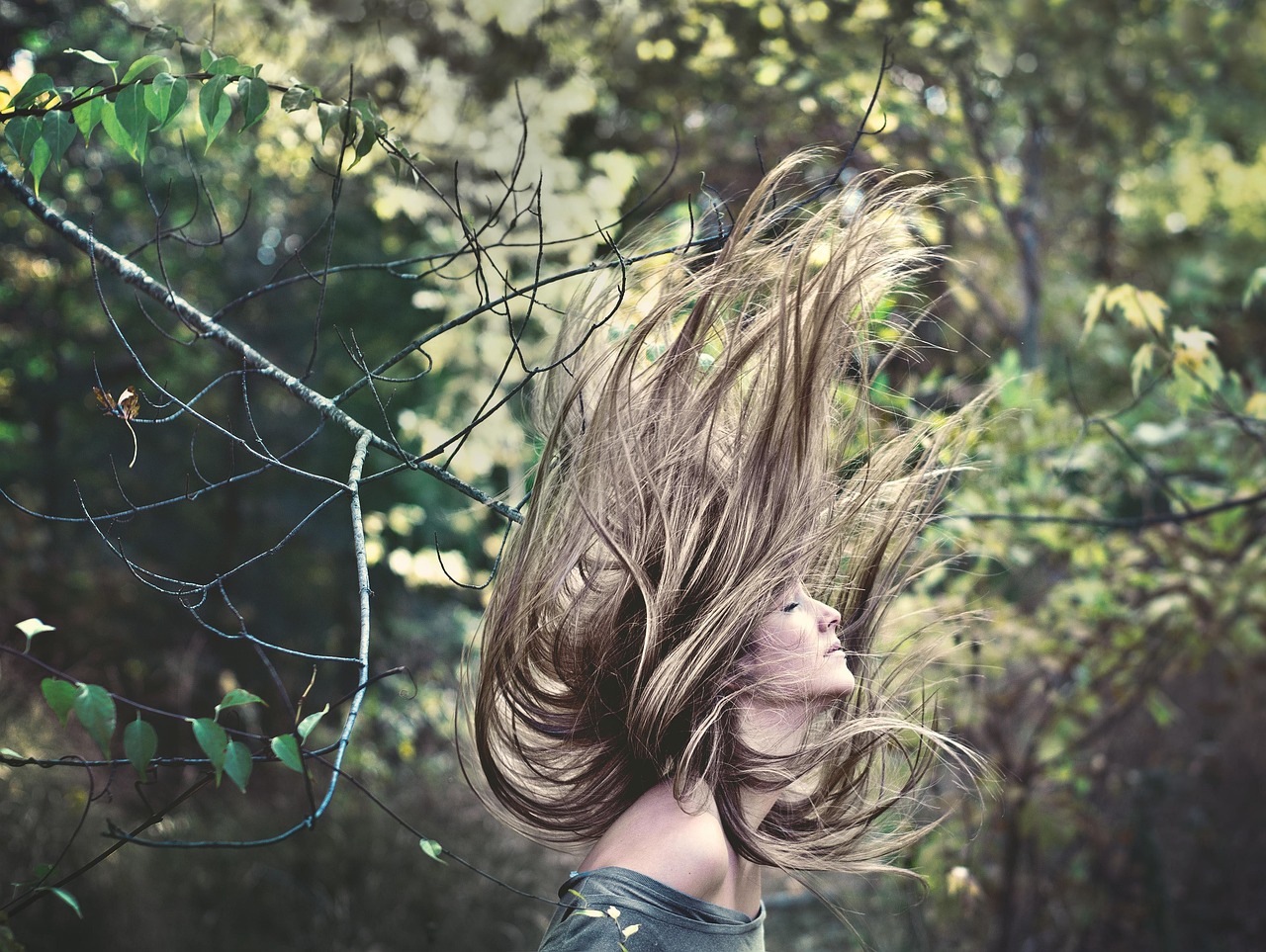 Como fazer o cabelo seçar naturalmente sem frizz
