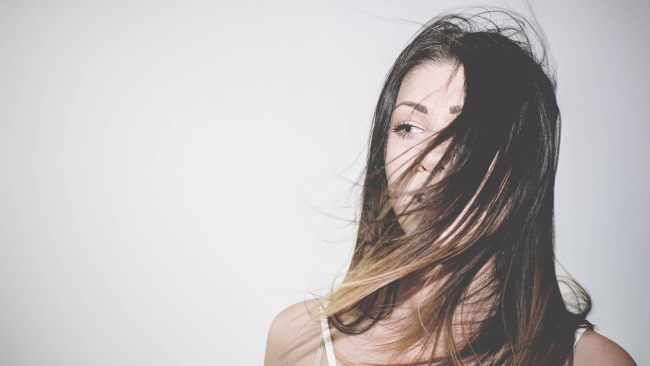 Mecha branca no cabelo: tendência ousada e cheia de atitude