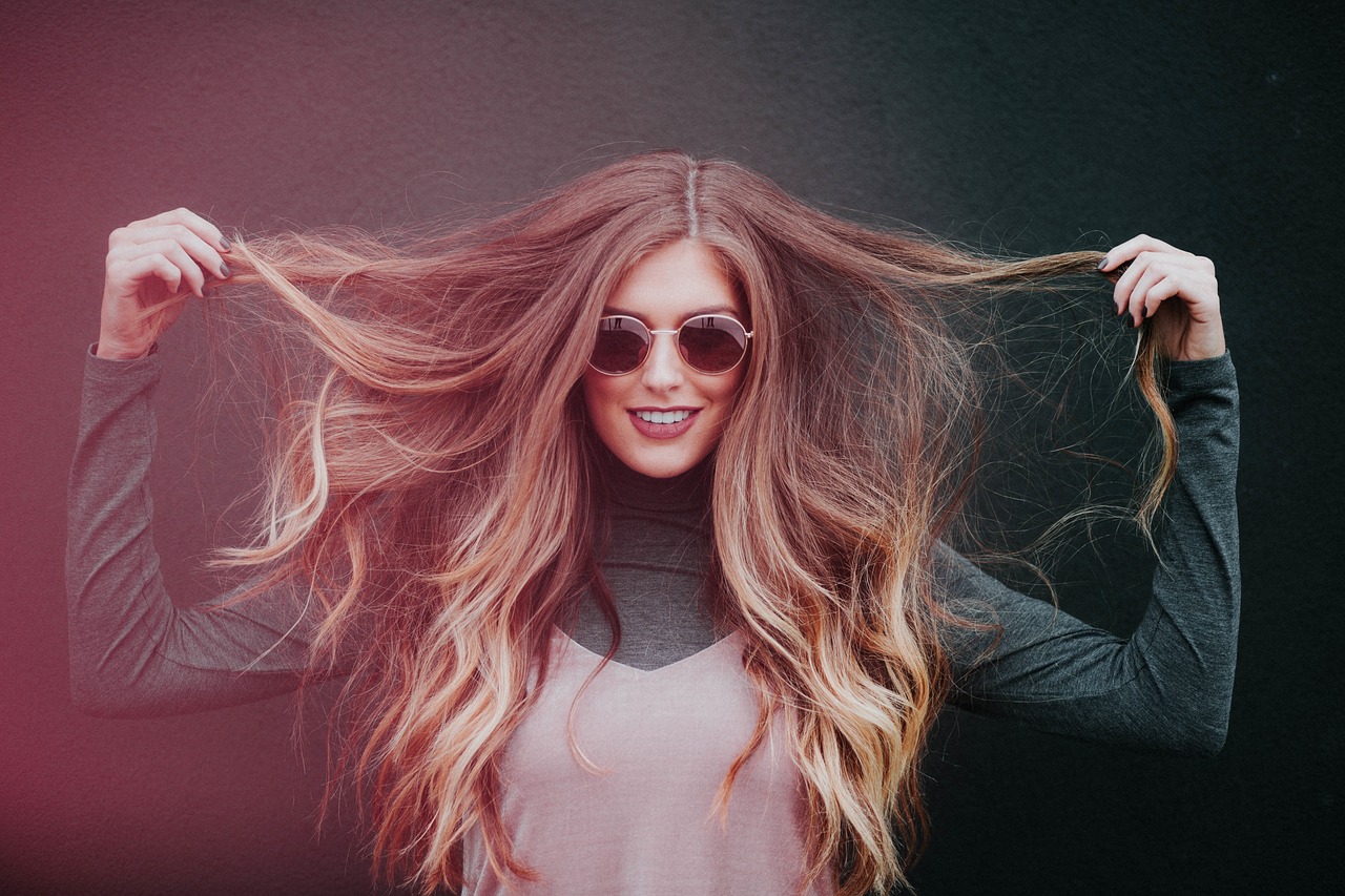 Mechas brancas no cabelo: tendência ousada que virou sinônimo de estilo