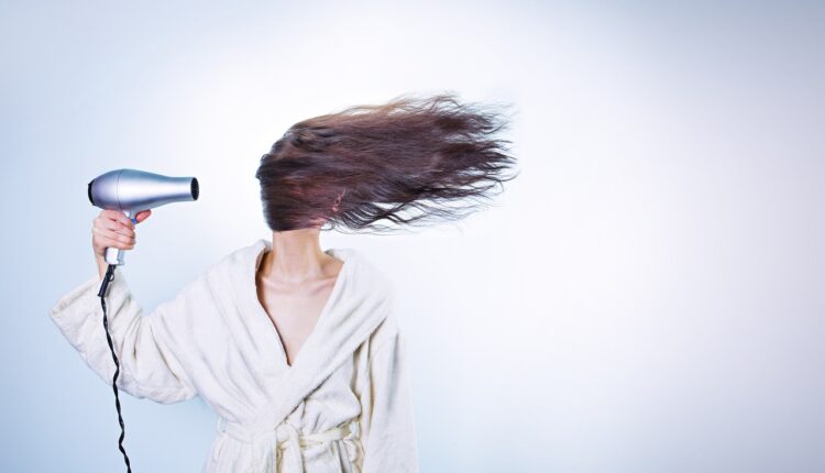 Hidratação para cabelo liso: 7 receitas caseiras para fios brilhosos e leves