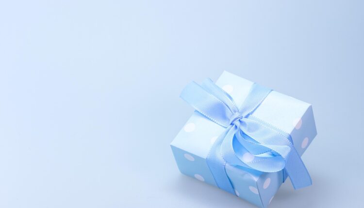 O que pedir de amigo secreto: sugestões criativas e úteis para todos os gostos